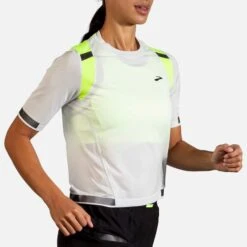 Brooks | Women's Carbonite Short Sleeve -Sportswear Promotions 221495052 F brooks carboniteshortsleeve modelrun