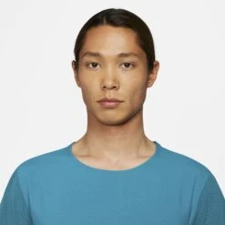 Nike | Men's Dri-Fit Trail Rise 365 SS 12 Nike | Men's Dri-Fit Trail Rise 365 SS -Sportswear Promotions CZ9050367 M nike dftrailrise365ss modelupper