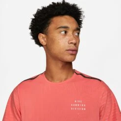 Nike | Men's Dri-Fit Run Division NV Rise 365 SS -Sportswear Promotions DD4851814 M nike dfrdnvrise365ss modelupper