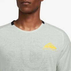 Nike | Men's Dri-FIT Trail Solar Chase Short-Sleeve Running Top - Light Silver -Sportswear Promotions DV9305 034 M Nike DFTrailTopSS detail