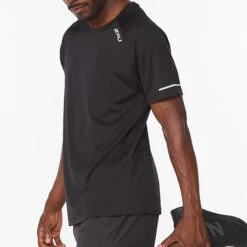 2XU | Men's Aero Tee - Black -Sportswear Promotions MR6557ablksrf M aerotee modelstretch